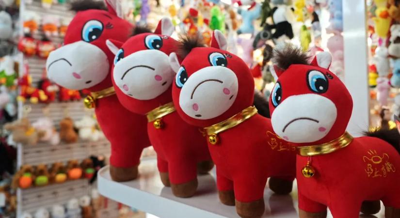 Eldobják az agyukat a kínaiak a szomorú szájú plüsslovaktól