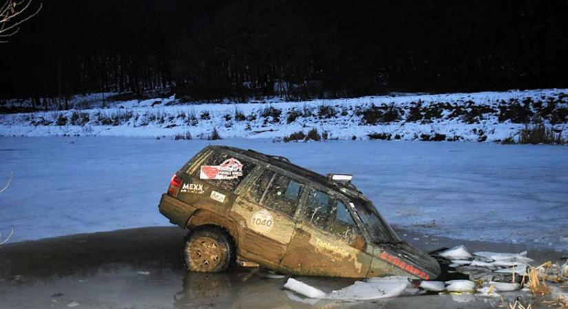 Kis híján tragédia történt: tóba szakadt egy terepjáró a Váraljai parkerdőben