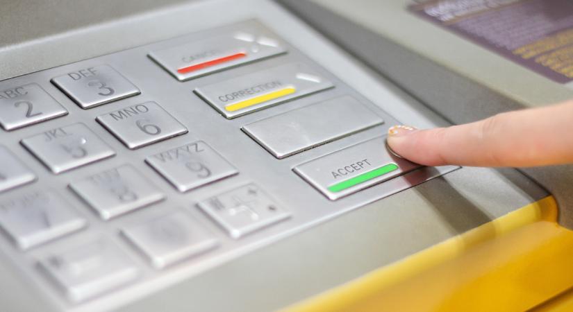 Nő az ingyenes készpénzfelvétel összege, de ezeknek a feltételeknek meg kell felelni
