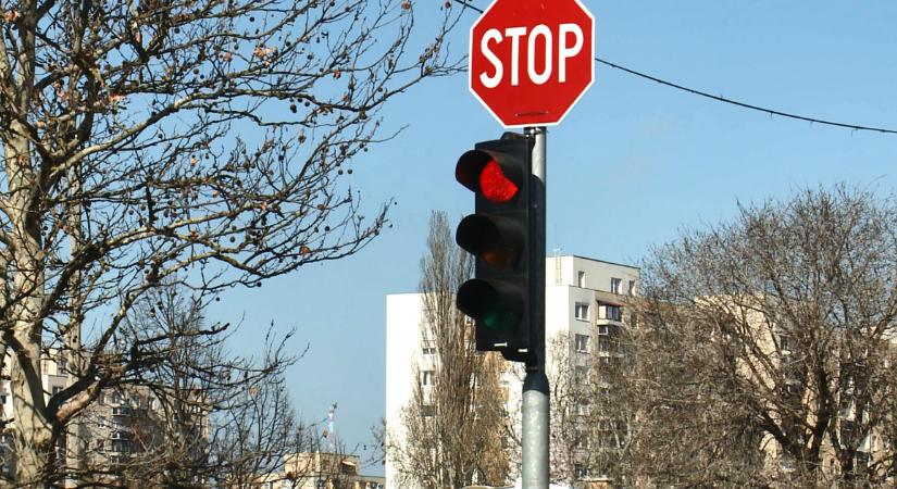 Kedden több órára kikapcsolják a jelzőlámpákat az egyik forgalmas debreceni csomópontban