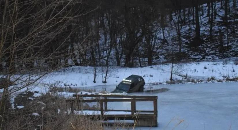 Autóval ment csúszkálni a jégre Váralján, beszakadt alatta