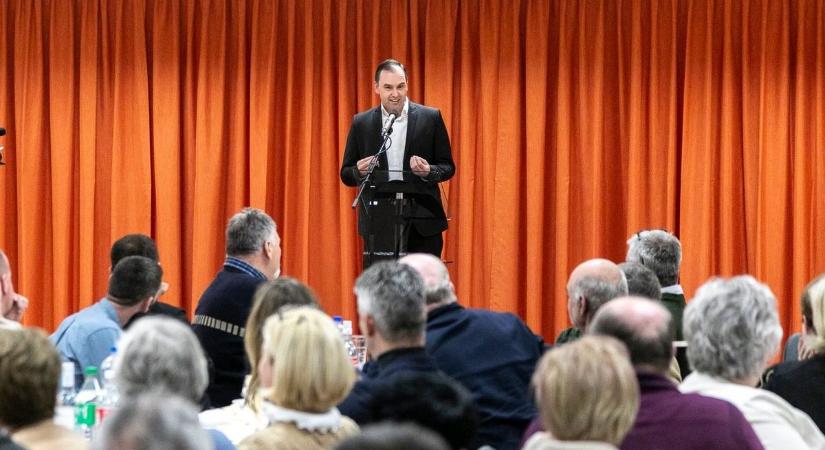 Anyagi megbecsültség a tanároknak - Barcza Attila videója