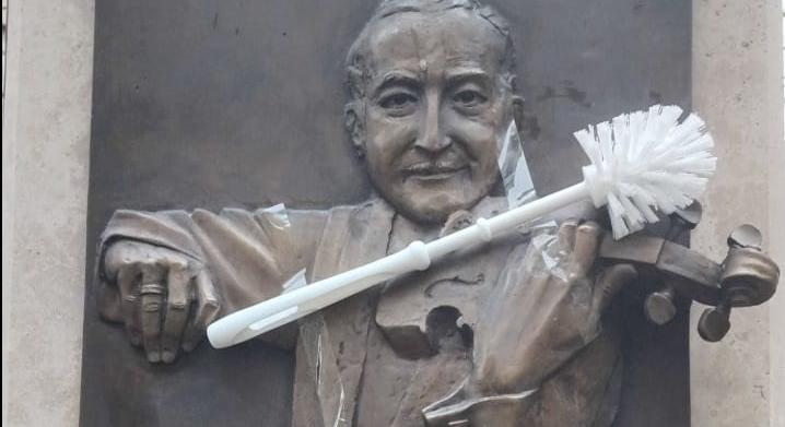 Vécékeféket tett ki a Muzsikus cigányok parkjánál a Kutyapárt