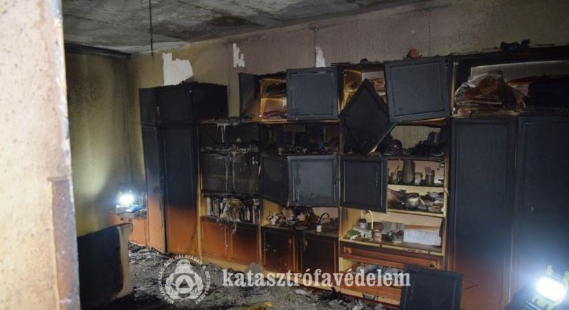 Helyszíni fotókon a lábatlani lakástűz: tizenhét embert menekítettek a lángok elől