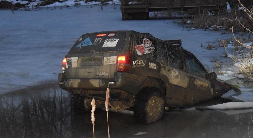 Rodeózni ment a halastóra, beszakadt a jég a terepjárója alatt