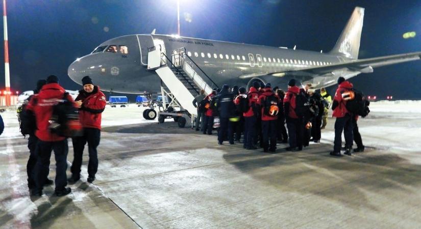 Kecskemétről startolt a bevetés: magyar mentők dolgoznak a romok között Dániában – fotók