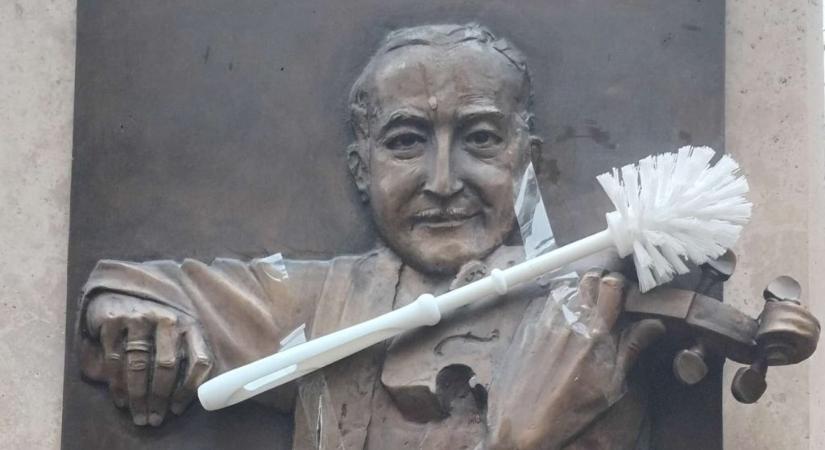Vécékeféket ragasztottak a Muzsikus cigányok parkjának szobraira