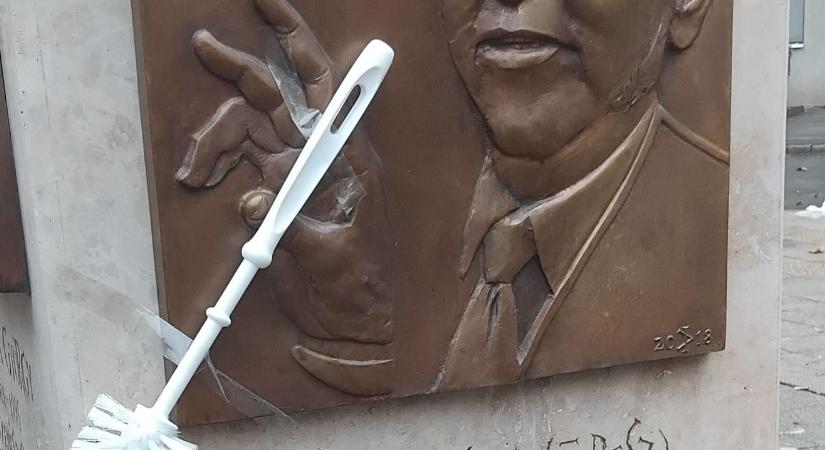 Vécékeféket ragasztott a Muzsikus cigányok parkjának szobraira a Kutyapárt