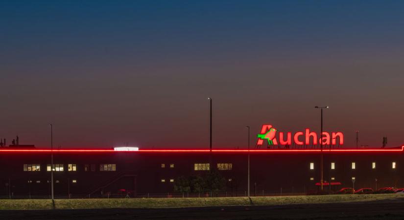 Emel a fizetéseken az Auchan, 440 ezret mindenki meg fog keresni