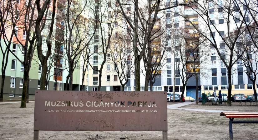 Az MKKP aktivistái WC-keféket raktak a Muzsikus Cigányok parkja oszlopaira, Pikó szerint felelőtlenség volt