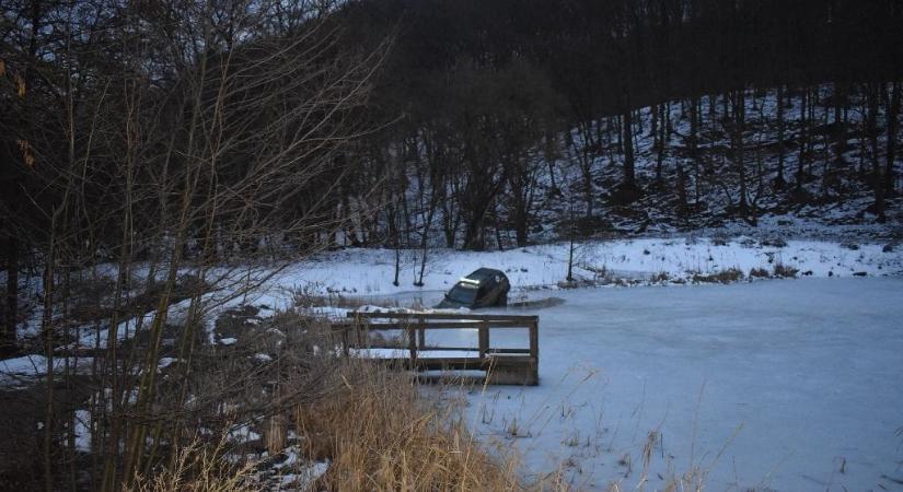 Befagyott tavon akart csúszkálni egy bonyhádi sofőr, ő kijutott a partra, az autója nem