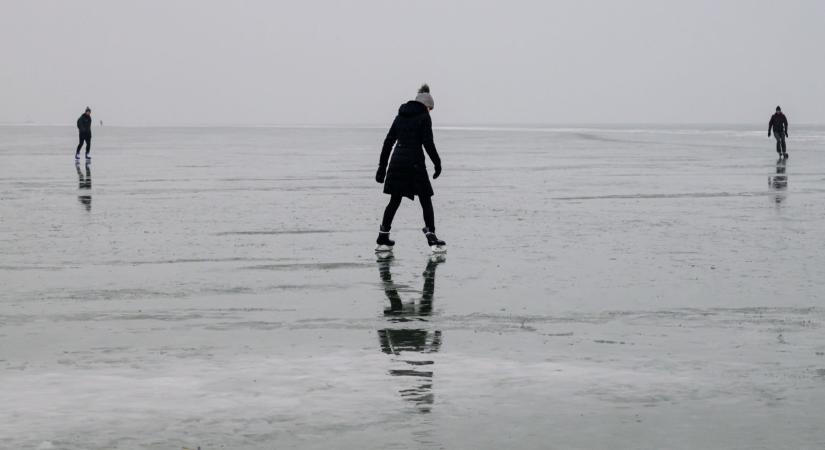 Brutális tömeg a Balatonnál, a nyári csúcsban is alig látnmi ilyet: mit keresnek ott ennyien?