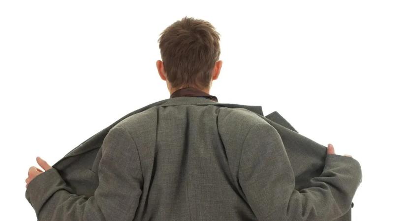 Tömött villamoson nyomta péniszét egy nő kezébe a miskolci szatír