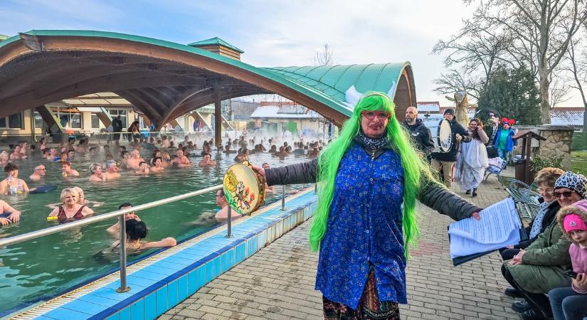 Fergeteges farsangi felvonulással űzték el a telet ebben a dunántúli fürdőben! - fotók