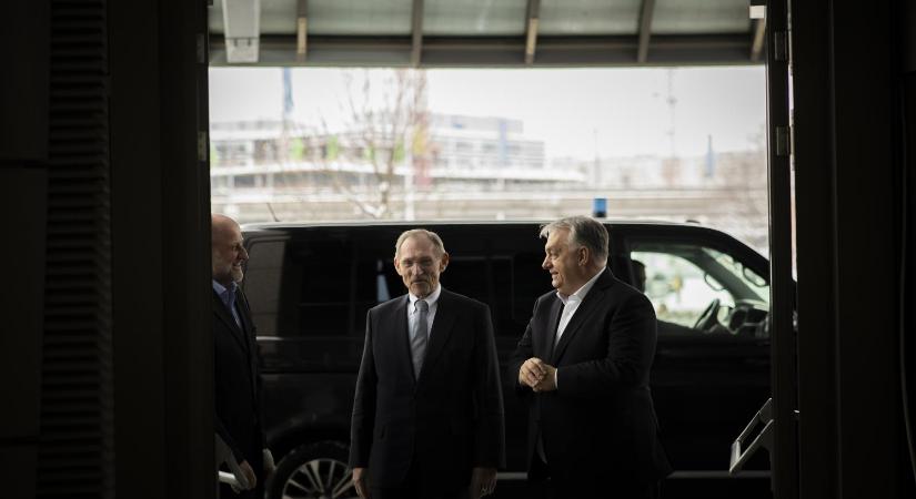 VSquare: Biró Marcell válthatja Pintér Sándort, ha Orbán Viktor hatalmon marad, a miniszterelnök kézi vezérlés alá vonná a rendőrséget