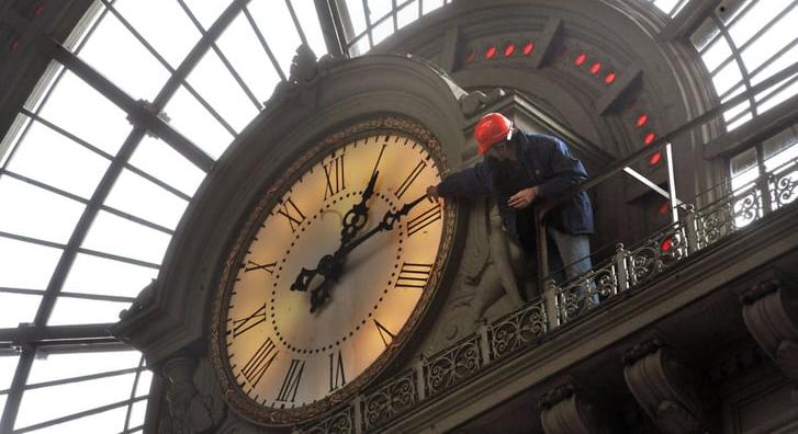 Tavaszi óraátállítás 2026: megvan az időpont, ezen a napon kell átállítani az órákat