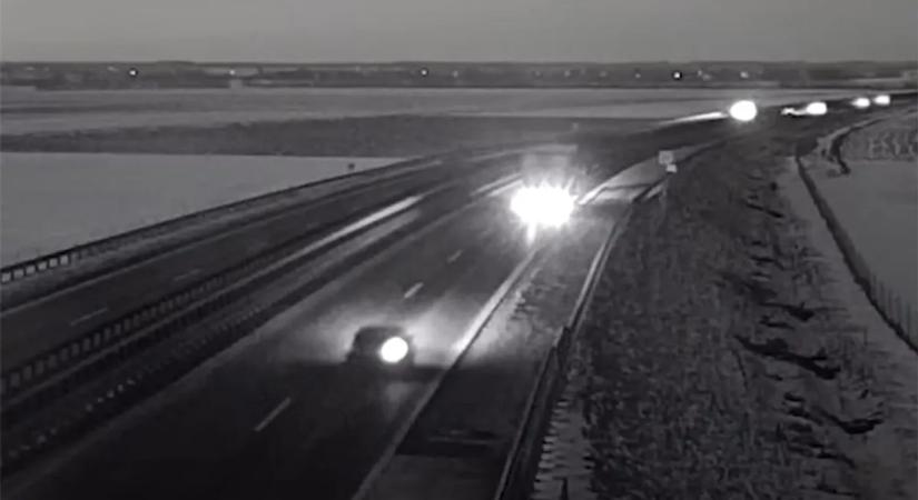 Félelmetes balesetet vett fel egy forgalomfigyelő kamera az M86-oson