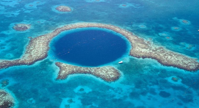 Furcsán nyugodt volt a víz egy foltban – amikor a kutatók leengedték a műszereket, kiderült: ez lehet a világ legmélyebb „kék lyuka”
