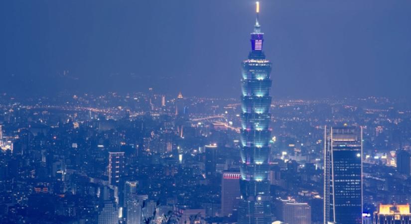 Ilyet még nem láttál: biztosítás nélkül mászta meg az 508 méteres tajvani felhőkarcolót az amerikai sziklamászó - Videó