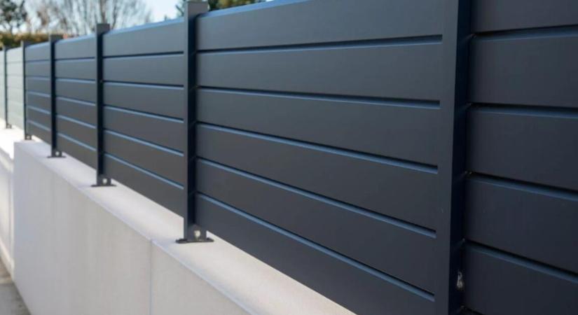 A zárt alumínium kerítés előnyei a modern ingatlanoknál