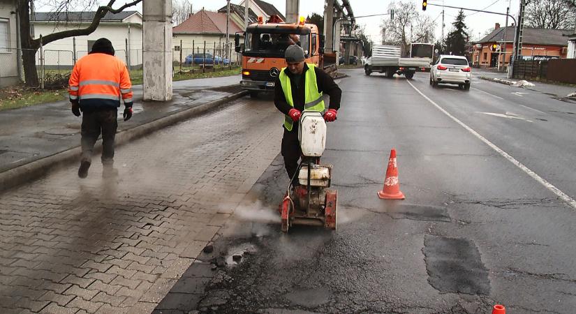 Nem tett jót a -20 fok a debreceni utaknak, dolgoznak a kátyúzó brigádok