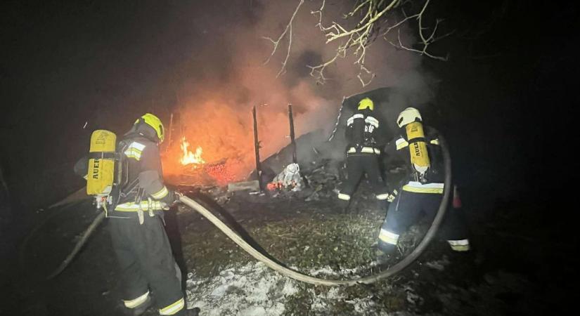 Kigyulladt egy hétvégi faház Budakeszin, egy ember meghalt
