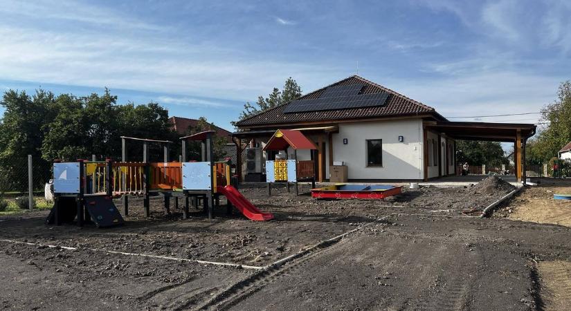 Hiányzó járda miatt nem nyit ki a 300 millióból épített bölcsőde
