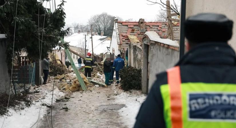 „Úgy néz ki, mint egy háborús övezet” - Pannonhalmán egy egész utcát elpusztított a gázrobbanás