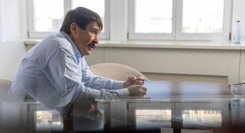 Szókimondóbb a tőle megszokottnál – Megjelent Áder János könyve!