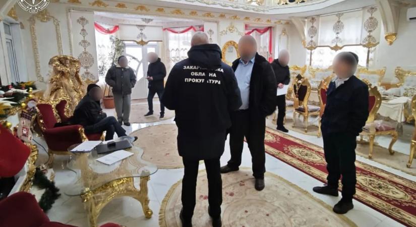 Aranypaloták, báli ruhák és luxusautók: így él az ukrán politikai elit