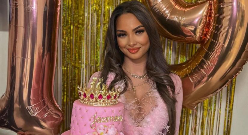 Elképesztően néz ki a fiatal énekesnő – Jázmin bomba fotót posztolt a Facebookon