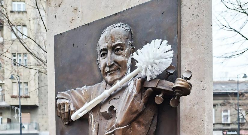 Vécékeféket raktak a Kutyapárt aktivistái a Muzsikus Cigányok parkja oszlopaira