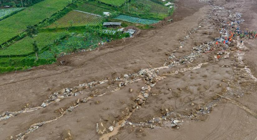 Tengerészgyalogosok is eltűntek a halálos földcsuszamlásban