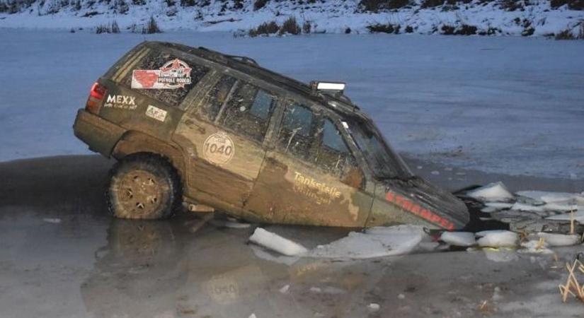 Autóval ment „csúszkálni" a jégre, beszakadt aladta