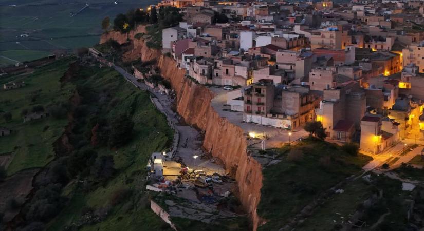 Egyre nagyobb területet érint a földcsuszamlás a szicíliai Niscemiben, ezer embert evakuáltak