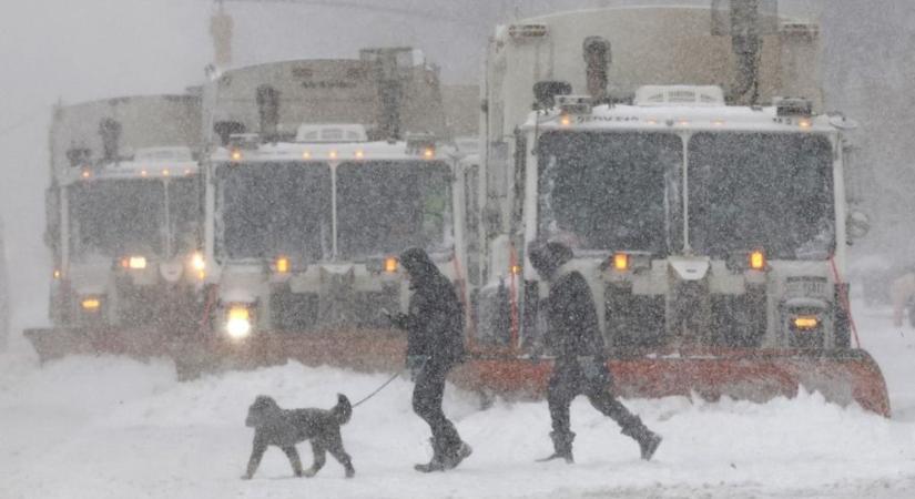 Amerika megbénült: brutális felvételeken a halálos hóvihar (VIDEÓ)