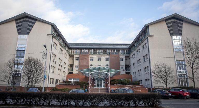 Váratlan haláleset a Szent Imre Kórházban, egy angolaknában találták meg egy beteg holttestét