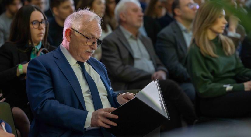 Hernádi Zsolt: csak energiafüggőséget váltott Európa