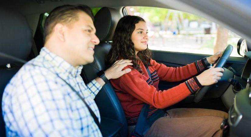 Ez a KRESZ-módosítás teljesen átírhatja a jogosítványszerzés szabályait! Szülő tanítja a gyereket vezetni?