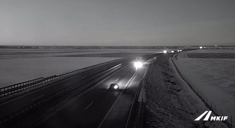 Nagyon durva csattanás a dunántúli gyorsforgalmi úton - már messziről látszott, hogy baj lesz (videó)