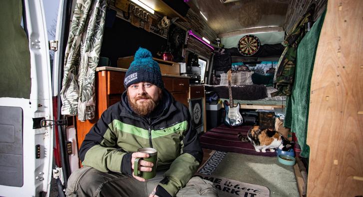 Őrültnek tartja a családja, ő mégis egy vagyon spórolt azzal, hogy egy furgonban él