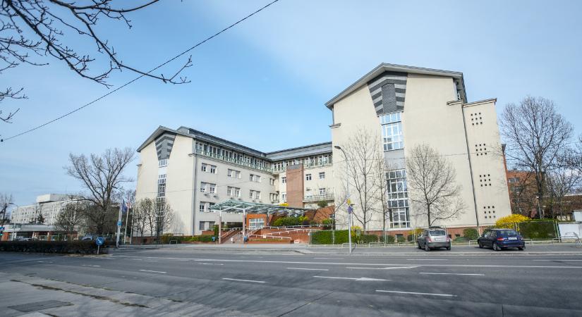 Belezuhant egy aknába a Szent Imre Kórházban eltűnt idős beteg