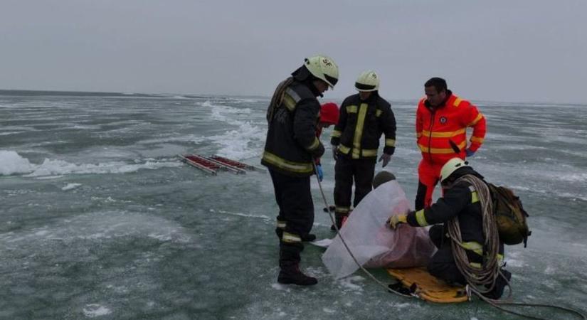 A parttól 1 kilométerre szakad be a fiú alatt a Balaton jege, édesanyja próbált rajta segíteni