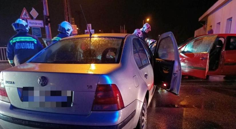 Helyszíni fotók a komáromi karambolról: három autó ütközött az Erzsébet hídon