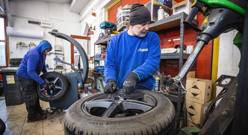 Hatékony megoldás lehet az ónos eső idején, mégis tiltott ez a fajta téli gumi