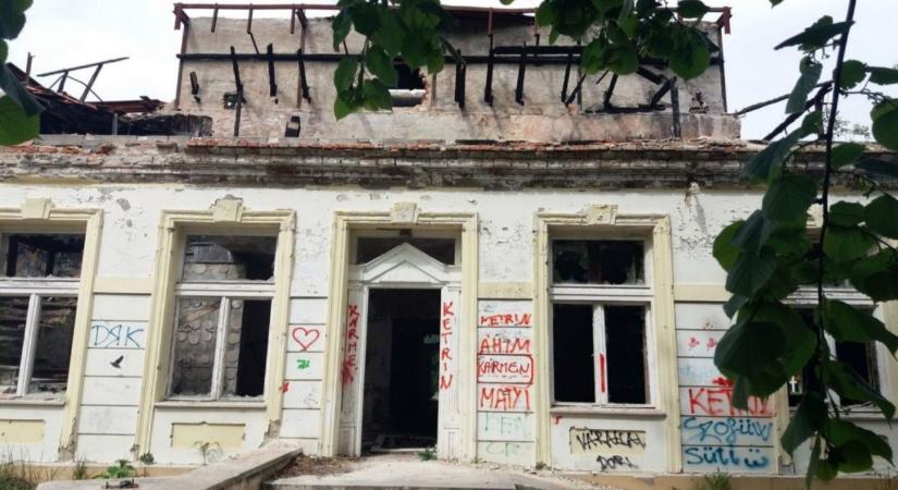 Patkánytanya volt, hamarosan luxusvilla lesz: látványos fotókon, hogyan újul meg a kultikus Brenner-ház