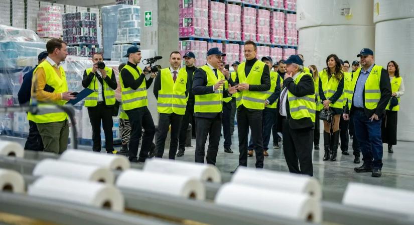 Gigaberuházás Dunaföldváron: Robotok és új munkahelyek a magyar papírkirálynál!