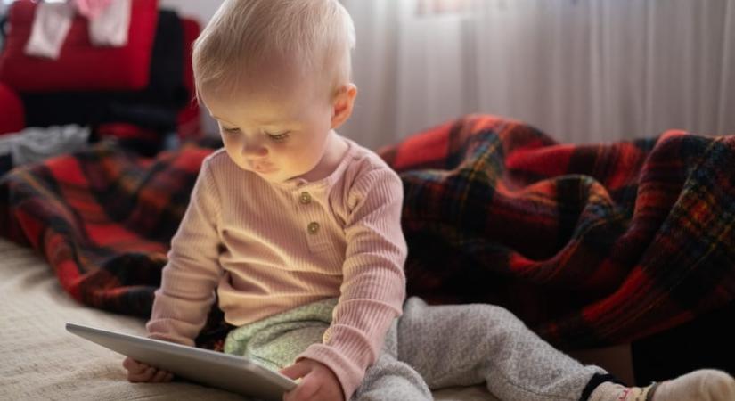 Riasztó számok: a brit kétévesek 98 százaléka naponta nézi a képernyőt és ennek már az iskolában látszik a hatása