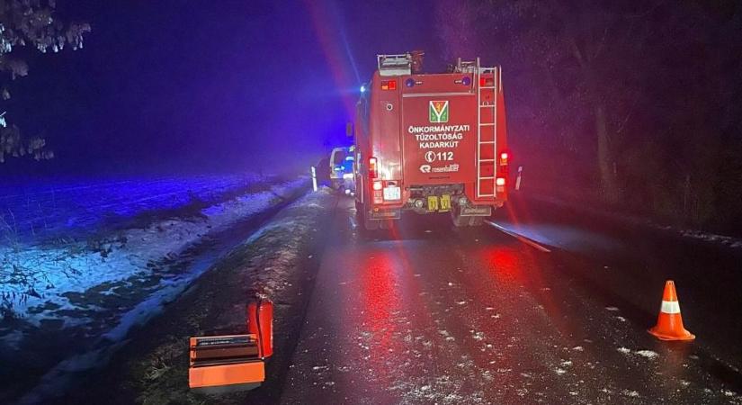 Gyorsriasztás: három autó karambolozott, sérült a helyszínen - fotó