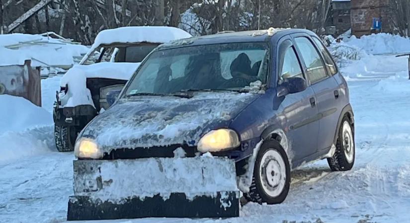Eladó a híres-hírhedt dorogi Opel Corsa hótoló lapátja